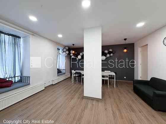 Фасадный дом, вход с улицы, окна выходят на улицу, центральное отопление, Рига