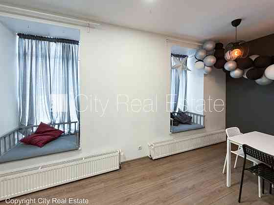 Фасадный дом, вход с улицы, окна выходят на улицу, центральное отопление, Рига