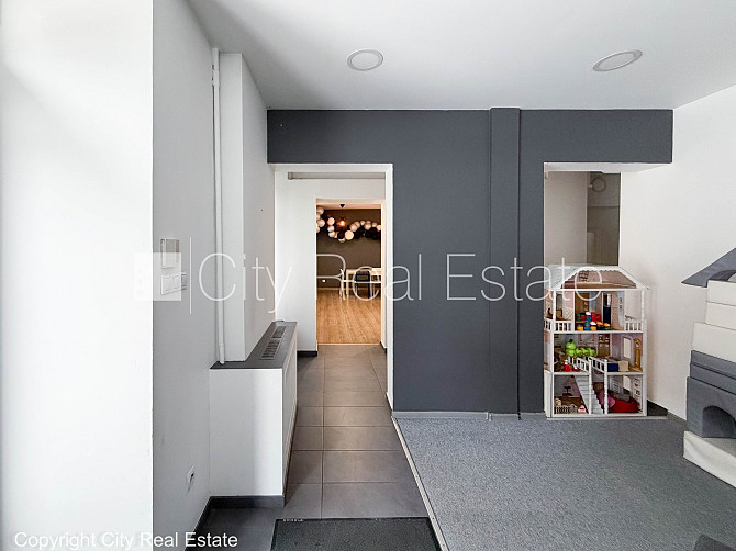 Фасадный дом, вход с улицы, окна выходят на улицу, центральное отопление, Рига - изображение 9