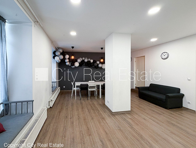 Фасадный дом, вход с улицы, окна выходят на улицу, центральное отопление, Рига - изображение 2