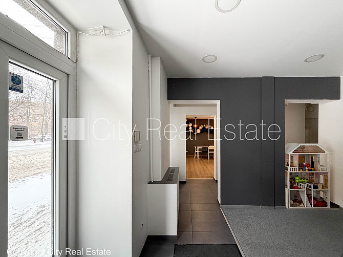 Фасадный дом, вход с улицы, окна выходят на улицу, центральное отопление, Рига - изображение 10