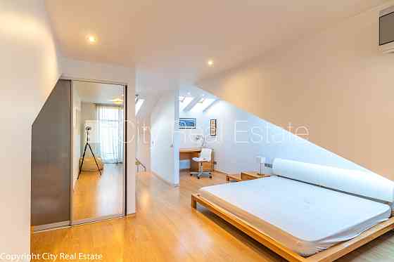 Мансарда, французский балкон, двухэтажный, центральное отопление, деревянные Рига