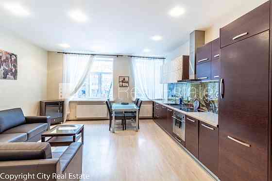 Фасадный дом, бесплатная стоянка во дворе, лестничная клетка после капитального Рига