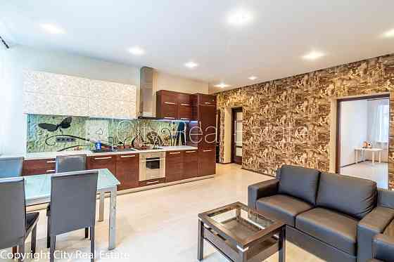 Фасадный дом, бесплатная стоянка во дворе, лестничная клетка после капитального Рига