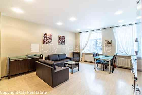 Фасадный дом, бесплатная стоянка во дворе, лестничная клетка после капитального Рига