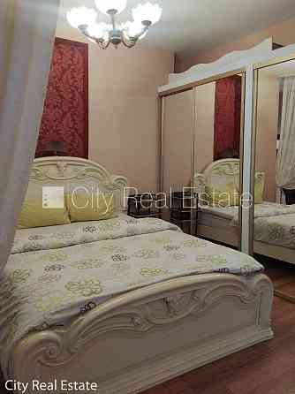 Фасадный дом, вход с улицы, лифт, лестничная клетка после капитального ремонта, Рига