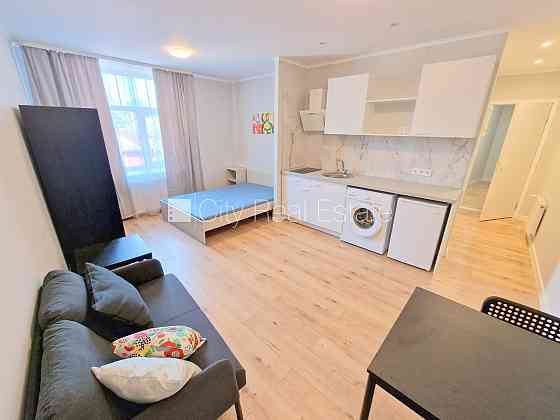 Фасадный дом, закрытый двор, возможность аренды парковки, вход с улицы, Рига