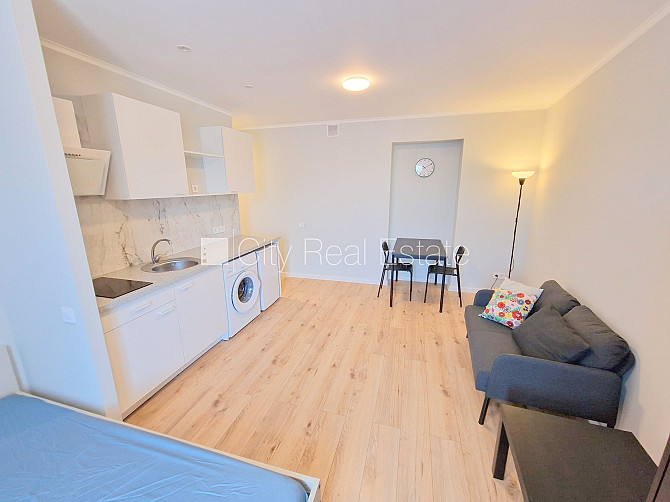 Фасадный дом, закрытый двор, возможность аренды парковки, вход с улицы, Рига - изображение 7