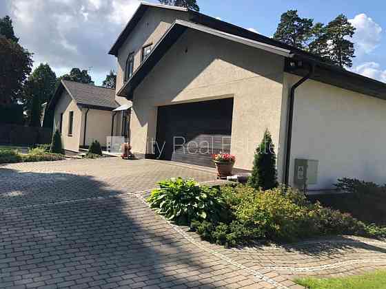 Благоустроенный озеленённый двор, территория обнесена забором, терасса, Jūrmala