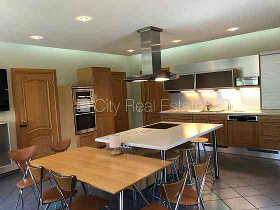 Благоустроенный озеленённый двор, территория обнесена забором, терасса, Jūrmala