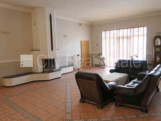 Благоустроенный озеленённый двор, территория обнесена забором, терасса, Jūrmala