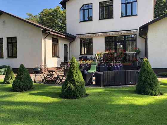 Благоустроенный озеленённый двор, территория обнесена забором, терасса, Jūrmala