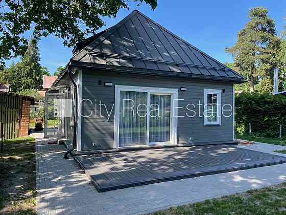 Реновированный дом, благоустроенный озеленённый двор, место для машины, терасса, Юрмала