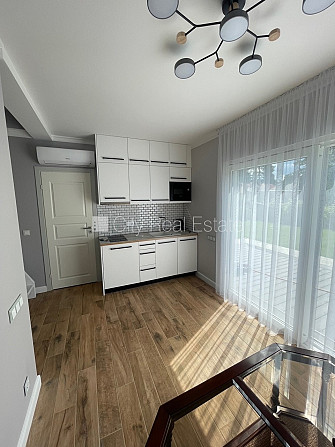 Реновированный дом, благоустроенный озеленённый двор, место для машины, терасса, Юрмала - изображение 4