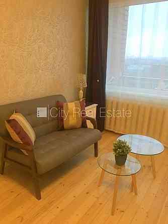 Фасадный дом, благоустроенная озеленённая территория, вход с улицы, стоянка на Rīga