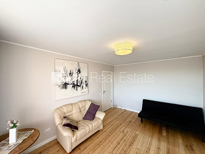 Fasādes māja, labiekārtota apzaļumota teritorija, ieeja no ielas, teritorijas stāvlaukums Rīga - foto 13