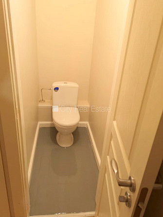 Fasādes māja, labiekārtota apzaļumota teritorija, ieeja no ielas, teritorijas stāvlaukums Rīga - foto 9