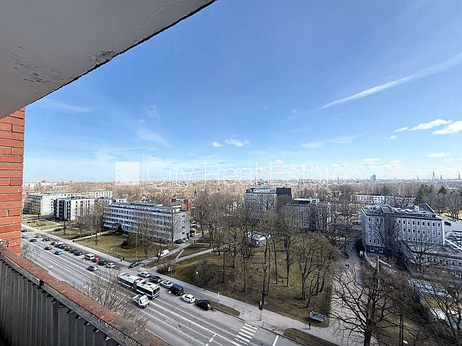 Fasādes māja, labiekārtota apzaļumota teritorija, ieeja no ielas, teritorijas stāvlaukums Rīga - foto 16