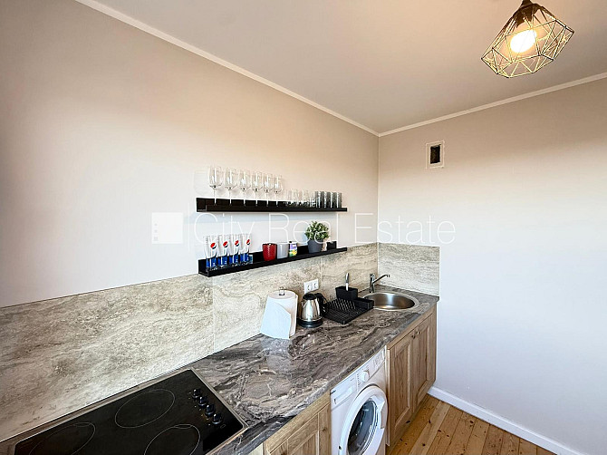 Fasādes māja, labiekārtota apzaļumota teritorija, ieeja no ielas, teritorijas stāvlaukums Rīga - foto 18