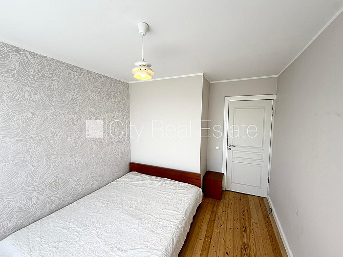 Fasādes māja, labiekārtota apzaļumota teritorija, ieeja no ielas, teritorijas stāvlaukums Rīga - foto 20