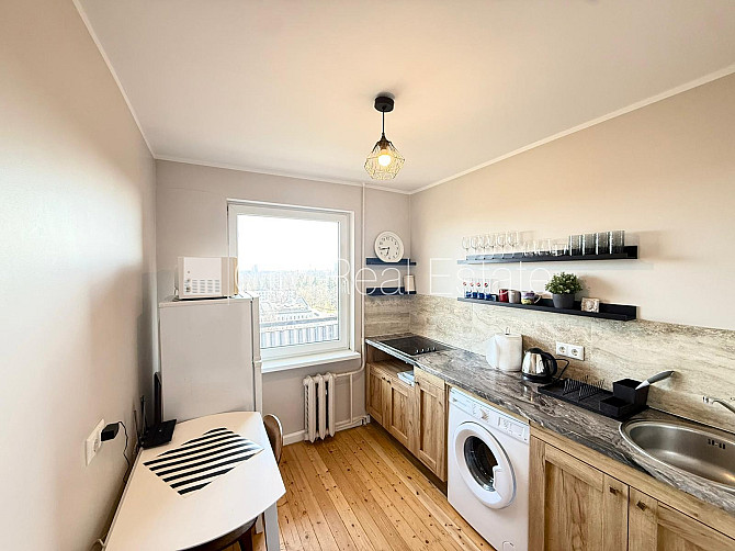 Fasādes māja, labiekārtota apzaļumota teritorija, ieeja no ielas, teritorijas stāvlaukums Rīga - foto 17