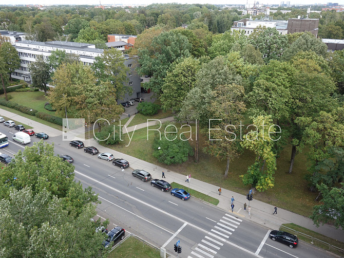 Fasādes māja, labiekārtota apzaļumota teritorija, ieeja no ielas, teritorijas stāvlaukums Rīga - foto 11