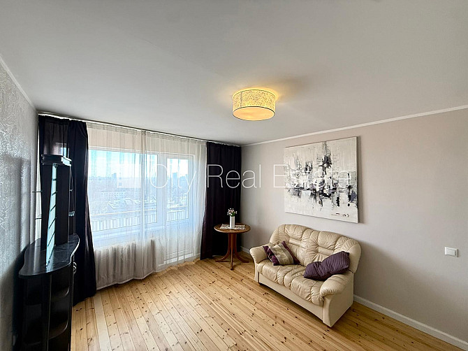 Fasādes māja, labiekārtota apzaļumota teritorija, ieeja no ielas, teritorijas stāvlaukums Rīga - foto 14