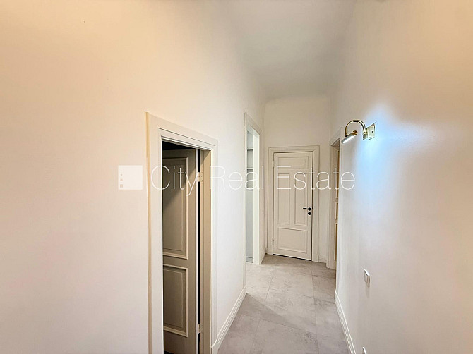 Fasādes māja, renovēta māja, slēgts pagalms, ieeja no ielas, luksuss apartamenti , logi Rīga - foto 18