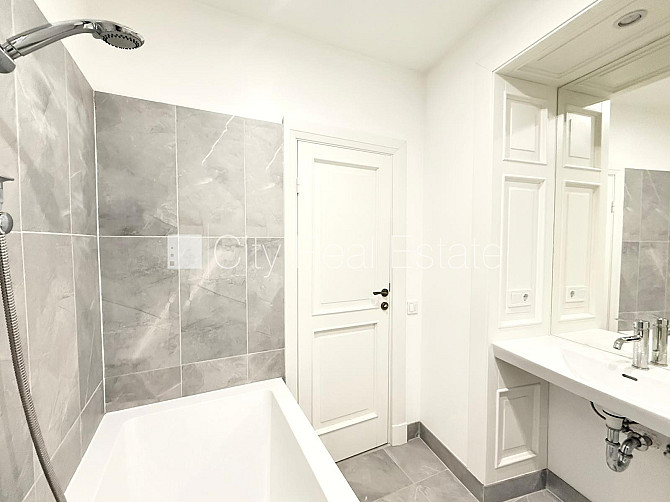 Fasādes māja, renovēta māja, slēgts pagalms, ieeja no ielas, luksuss apartamenti , logi Rīga - foto 17