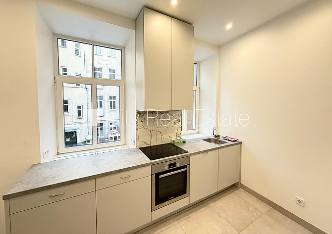 Fasādes māja, renovēta māja, slēgts pagalms, ieeja no ielas, luksuss apartamenti , logi Rīga - foto 11