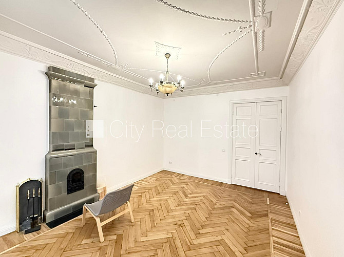 Fasādes māja, renovēta māja, slēgts pagalms, ieeja no ielas, luksuss apartamenti , logi Rīga - foto 3