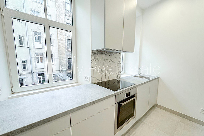 Fasādes māja, renovēta māja, slēgts pagalms, ieeja no ielas, luksuss apartamenti , logi Rīga - foto 4