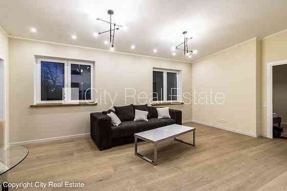 Фасадный дом, благоустроенная озеленённая территория, благоустроенный Rīga