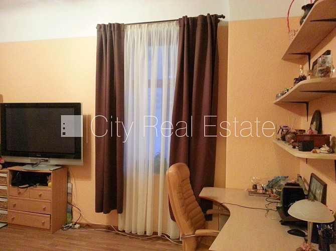 Дом во дворе, реновированный дом, закрытый двор, объект охраняет физическая Рига - изображение 10