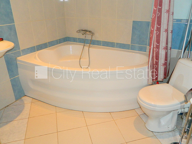 Дом во дворе, реновированный дом, во дворе детская игровая площадка, лифт, Рига - изображение 16