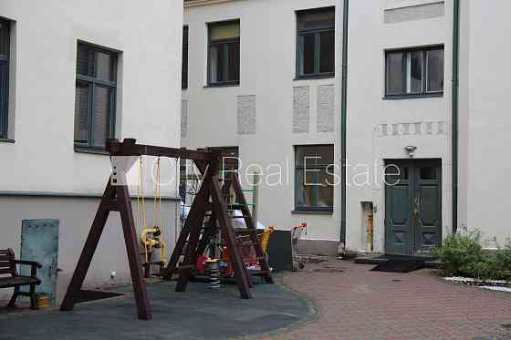 Здание во дворе, реновированный дом, благоустроенный озеленённый двор, закрытый Рига