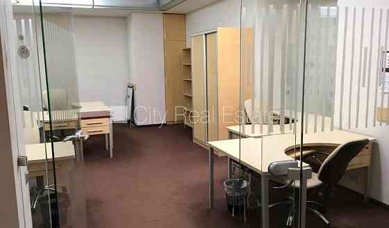 Новостройка, место для машины, вход с улицы, лестничная клетка после капитального Рига