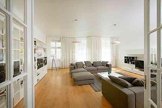 Здание во дворе, реновированный дом, вход со двора, лифт, окна выходят в обе Рига