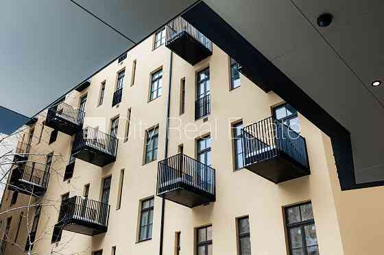 Фасадный дом, реновированный дом, установлены солнечные панели , закрытый двор, Рига