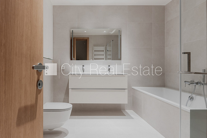 Фасадный дом, реновированный дом, установлены солнечные панели , закрытый двор, Рига - изображение 7