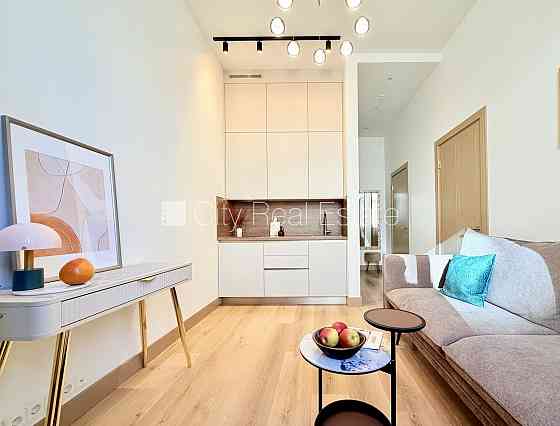 Реновированный дом, лестничная клетка после капитального ремонта, окна выходят Rīga