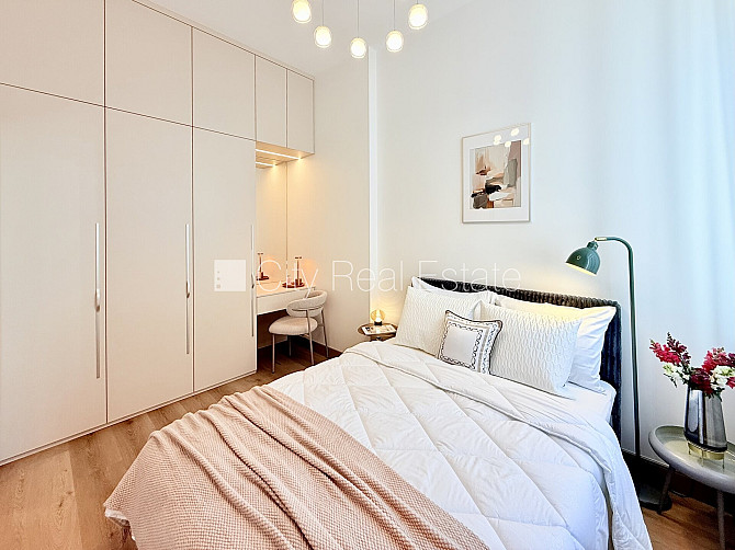 Реновированный дом, лестничная клетка после капитального ремонта, окна выходят Рига - изображение 6