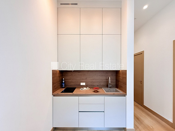 Реновированный дом, лестничная клетка после капитального ремонта, окна выходят Рига - изображение 4