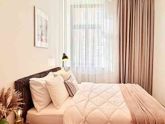 Реновированный дом, лестничная клетка после капитального ремонта, окна выходят Рига