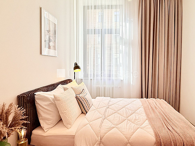 Реновированный дом, лестничная клетка после капитального ремонта, окна выходят Рига - изображение 5