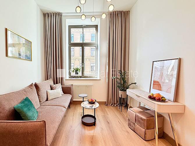 Реновированный дом, лестничная клетка после капитального ремонта, окна выходят Рига - изображение 1