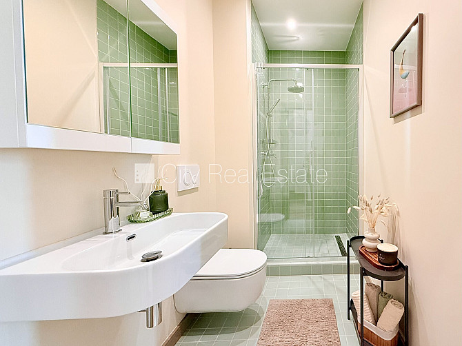 Реновированный дом, лестничная клетка после капитального ремонта, окна выходят Рига - изображение 9