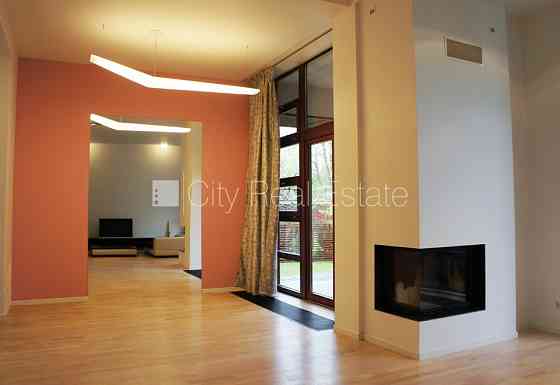 Таунхаус, благоустроенный озеленённый двор, территория обнесена забором, гараж Jūrmala