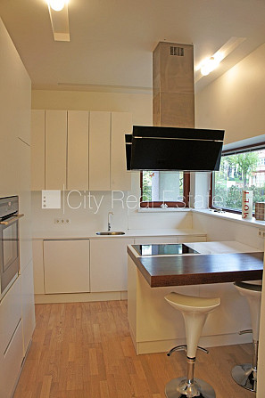 Таунхаус, благоустроенный озеленённый двор, территория обнесена забором, гараж Юрмала - изображение 8