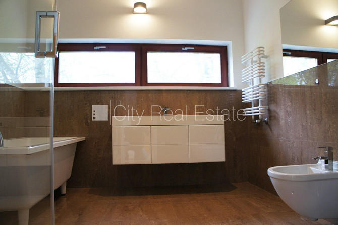 Таунхаус, благоустроенный озеленённый двор, территория обнесена забором, гараж Юрмала - изображение 16